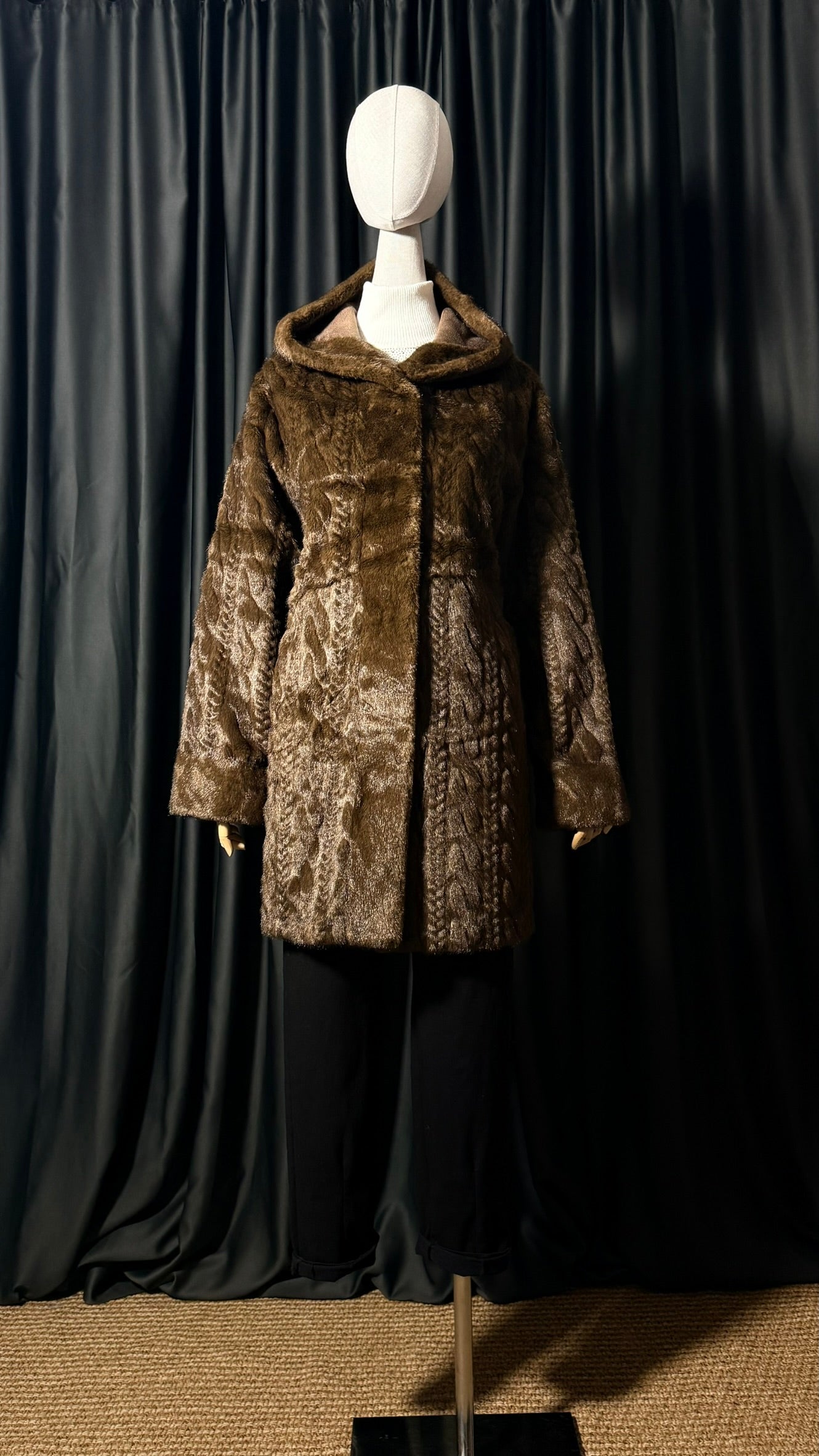 Kahverengi Kapüşonlu Kürk Mont – Kısa Model