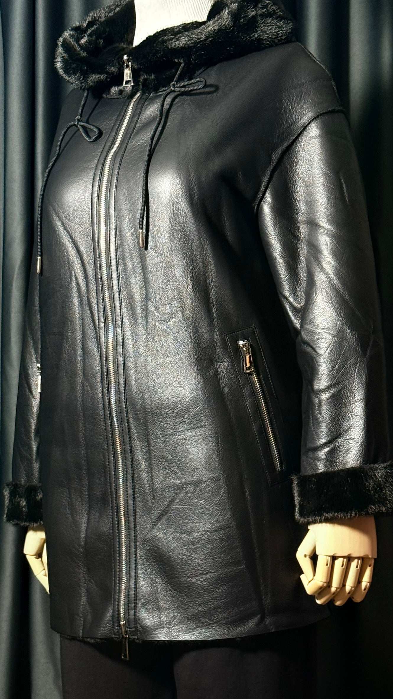 Siyah Deri Görünümlü Kürk Mont – Fermuarlı- Çift Taraflı