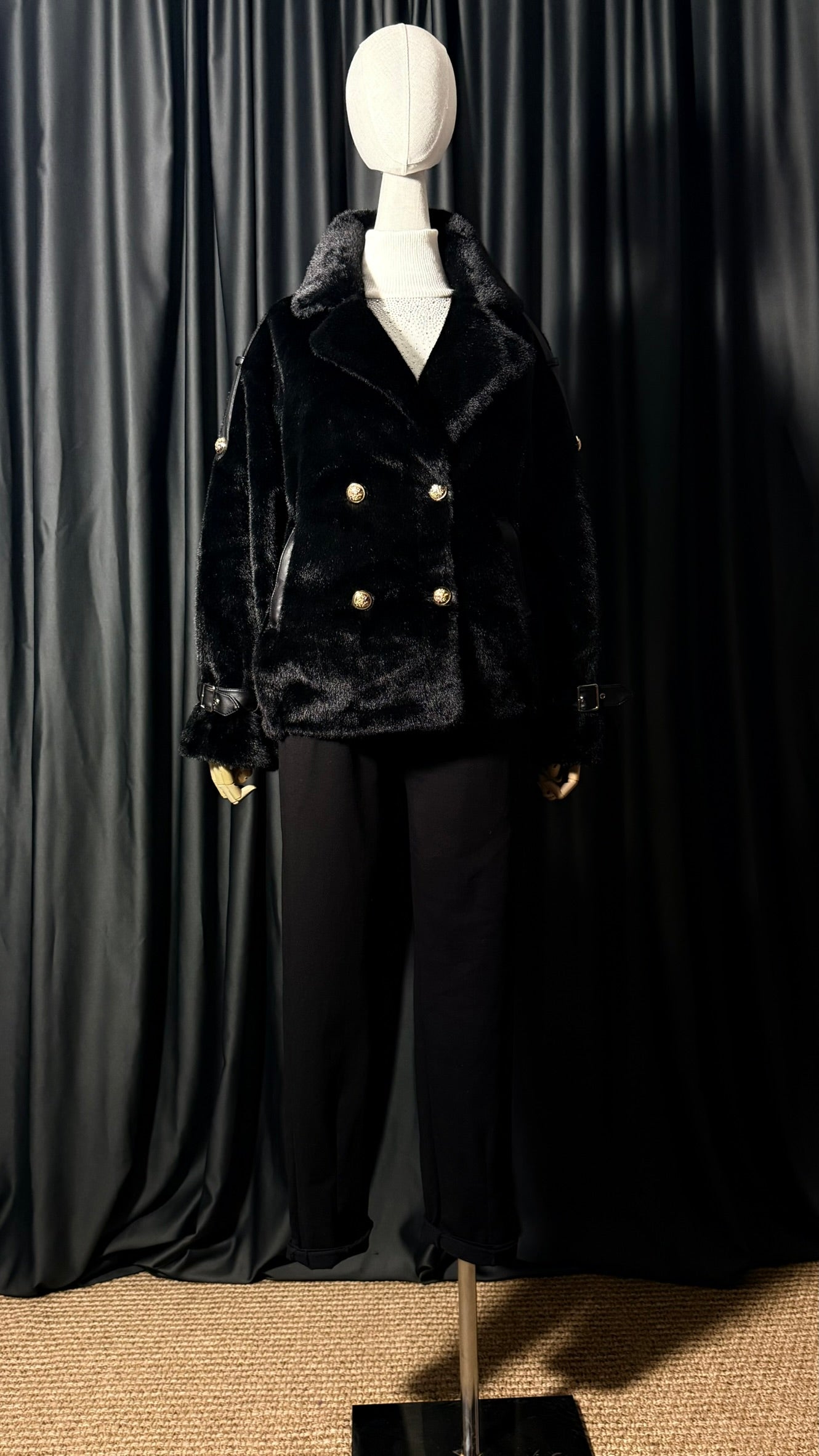 Siyah Gold Düğmeli Kürk Ceket