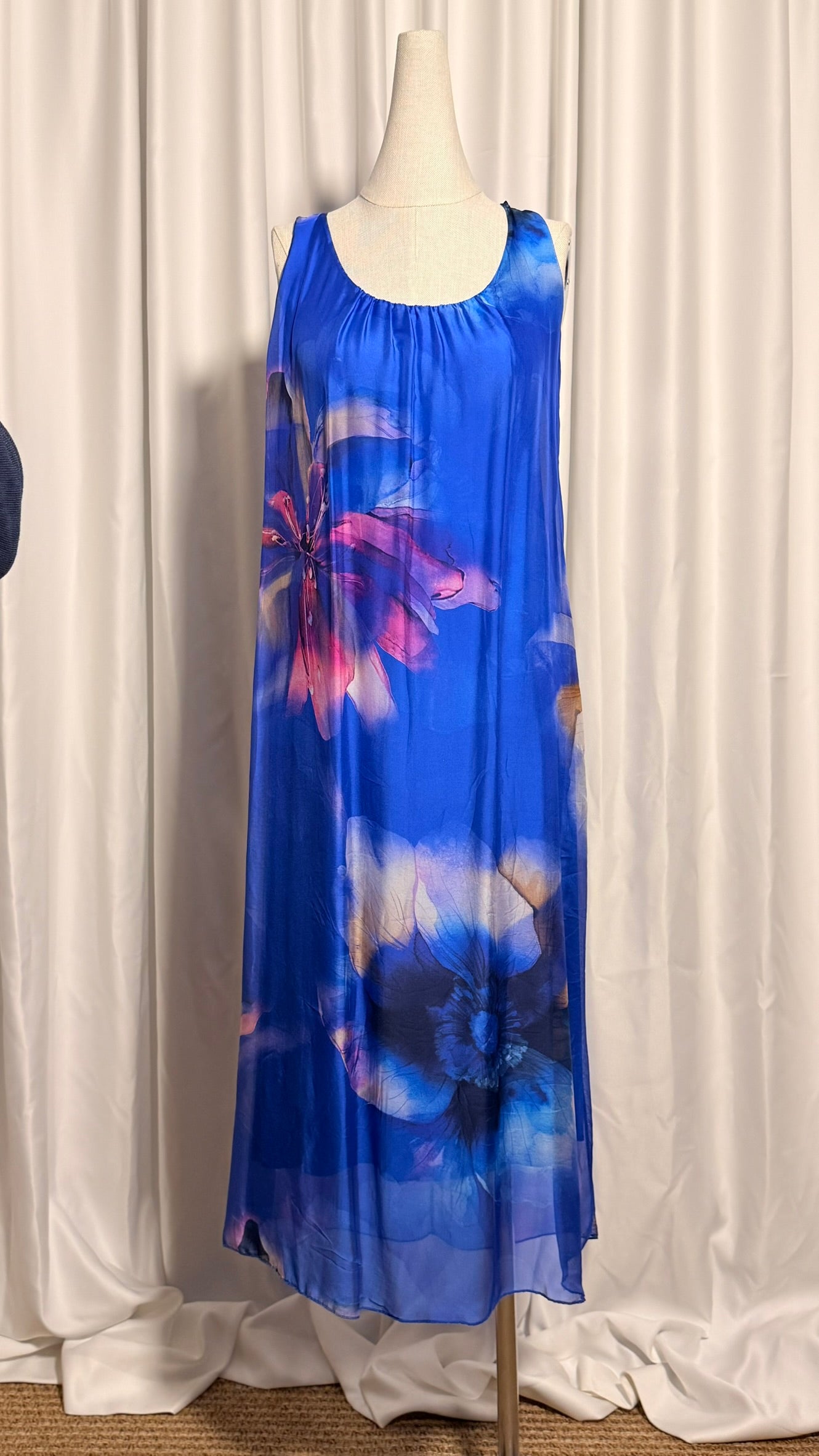 Saks Mavi Çiçek Desenli Keten Elbise – Kolsuz, Rahat Kesim