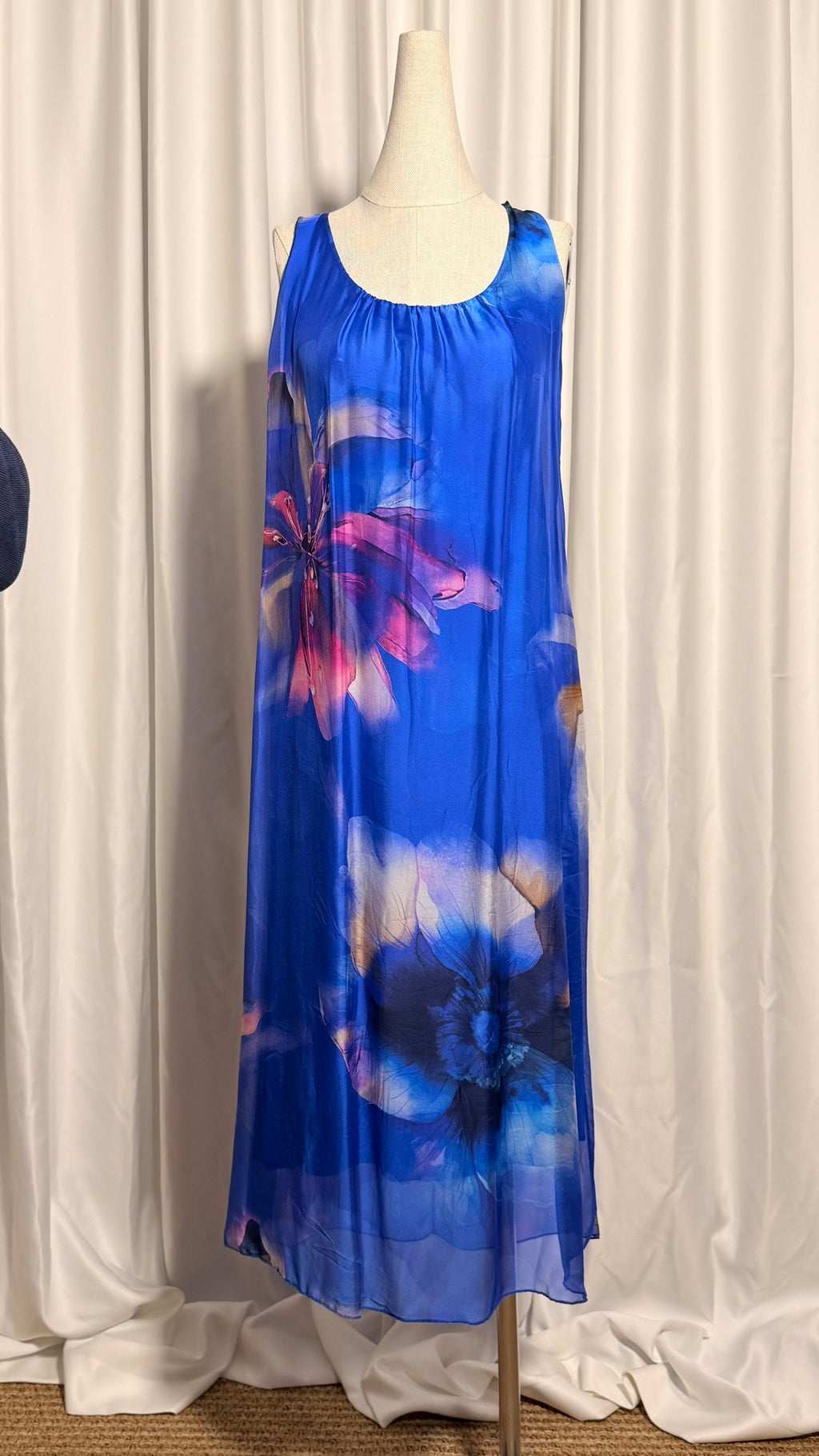 Saks Mavi Çiçek Desenli Keten Elbise – Kolsuz, Rahat Kesim