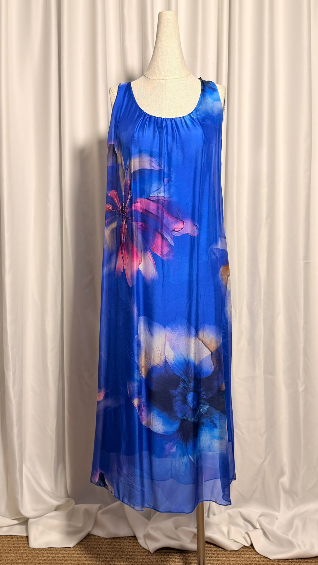 Saks Mavi Çiçek Desenli Keten Elbise – Kolsuz, Rahat Kesim