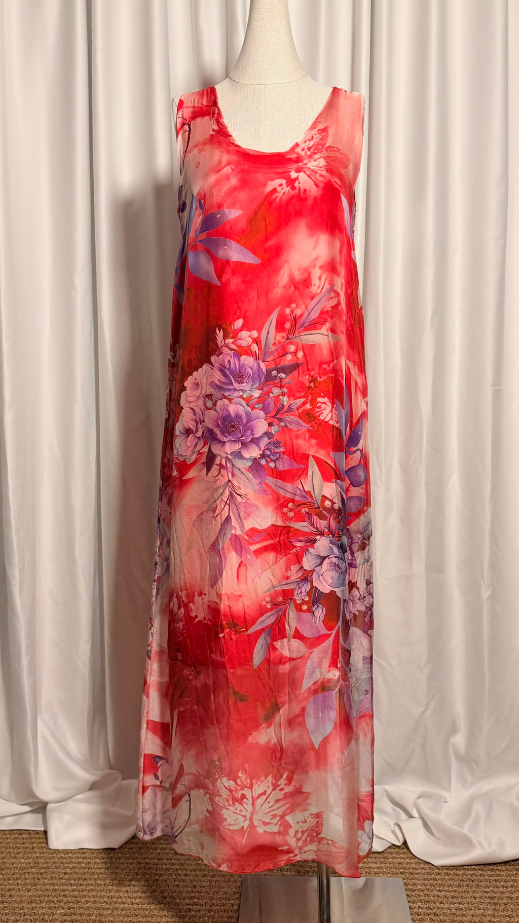 Koral Kırmızı Çiçek Desenli İpek Elbise – Kolsuz, Maxi