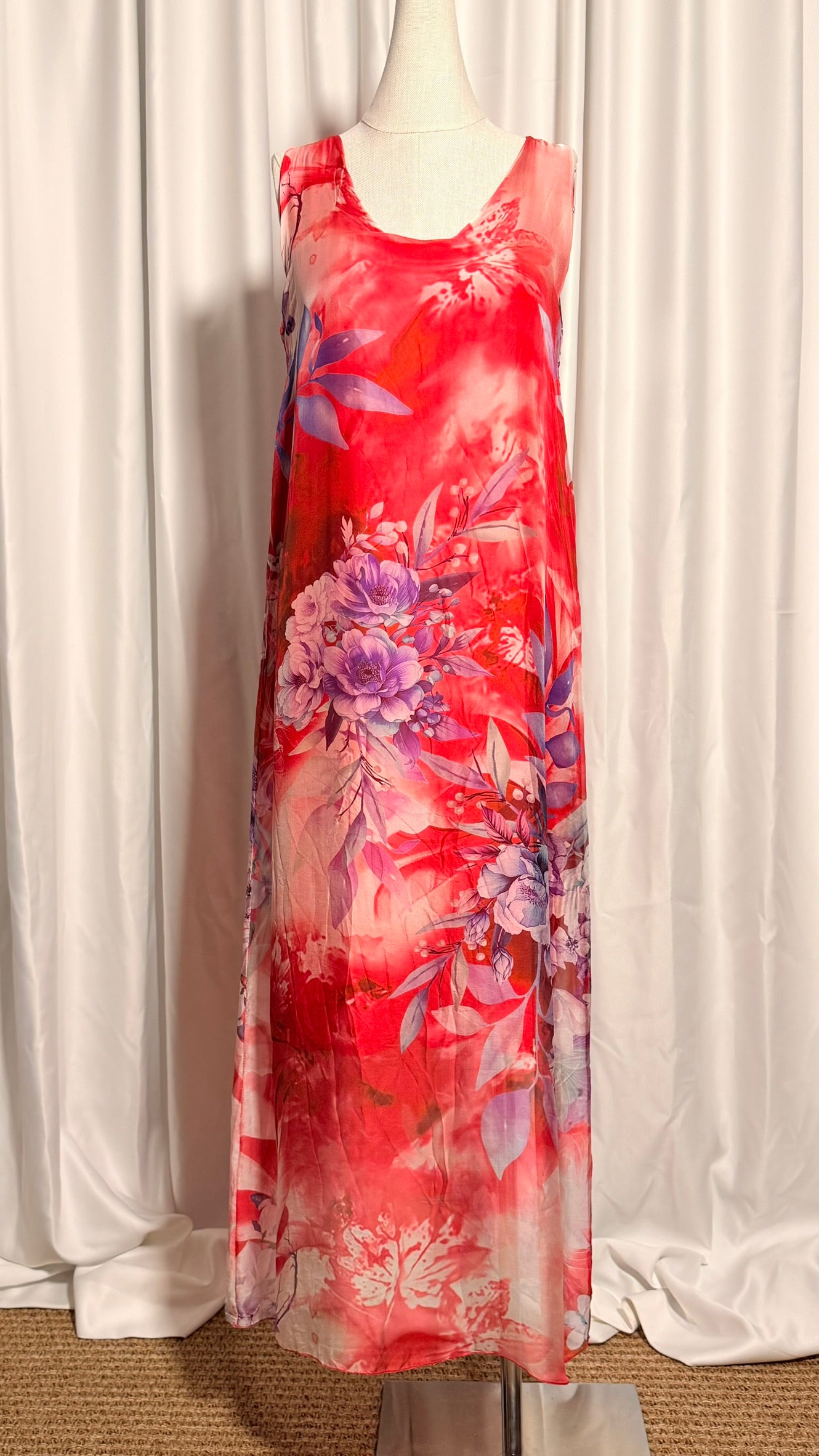 Koral Kırmızı Çiçek Desenli İpek Elbise – Kolsuz, Maxi