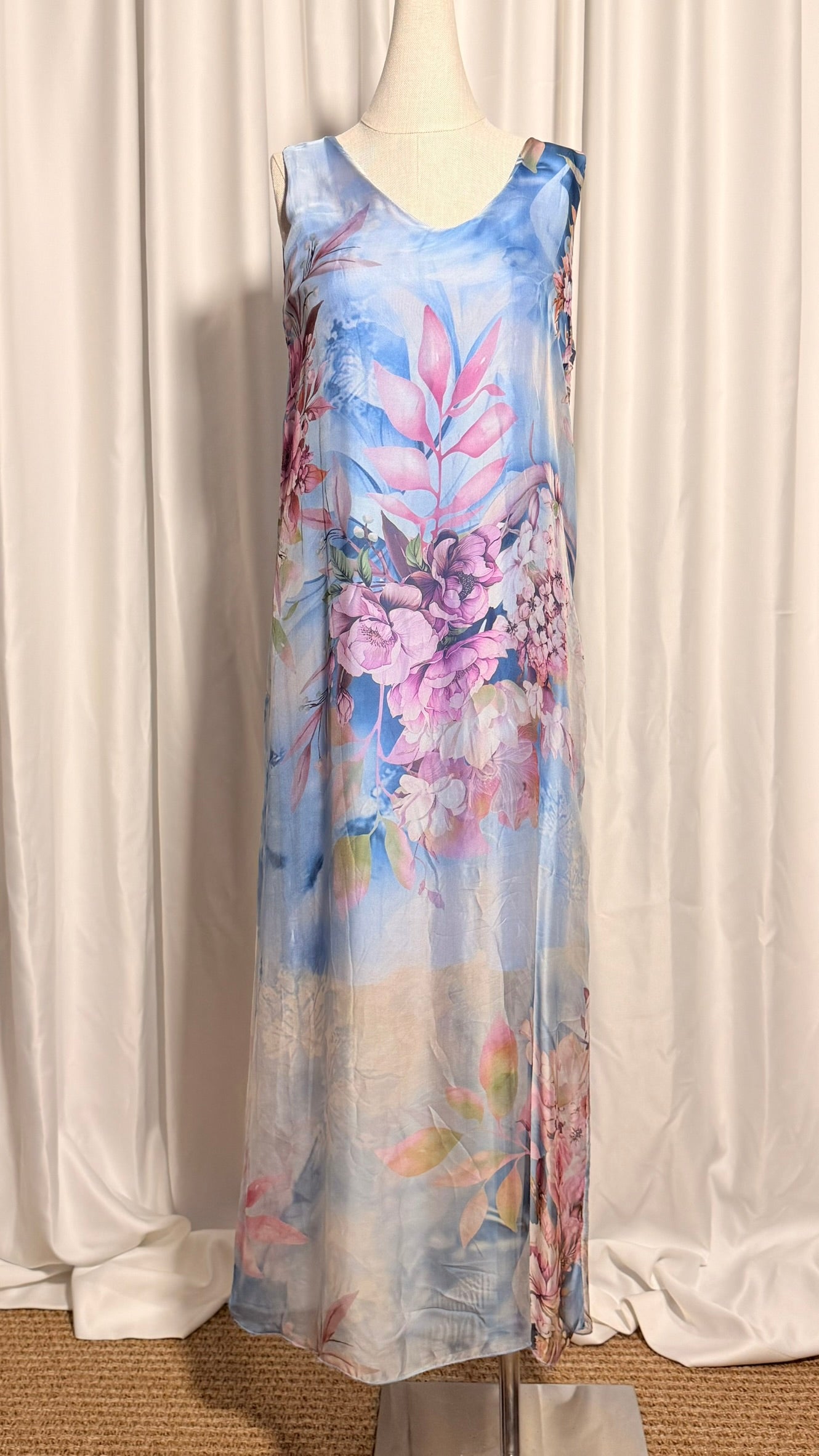 Pastel Mavi Çiçek Desenli İpek Elbise – Kolsuz, Maxi