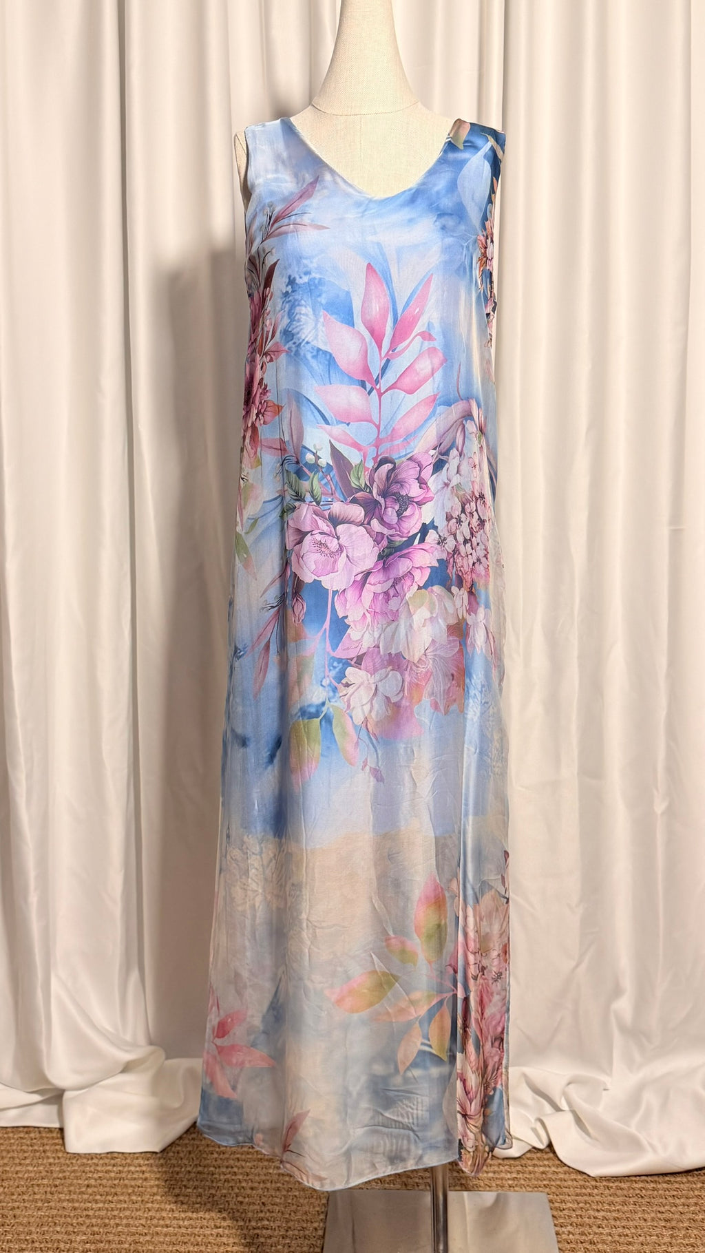 Pastel Mavi Çiçek Desenli İpek Elbise – Kolsuz, Maxi