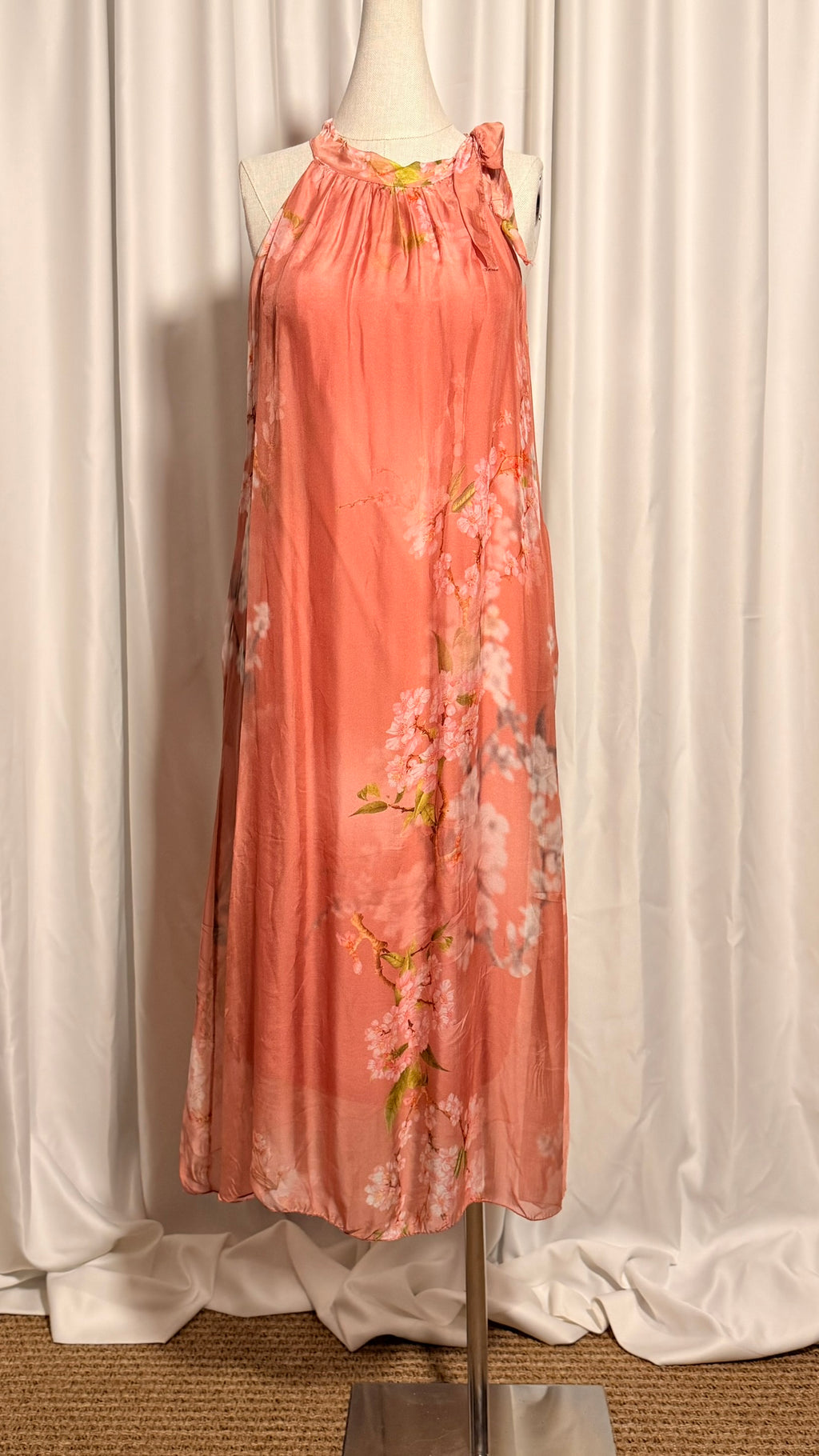 Şeftali Çiçek Desenli İpek Elbise – Halter Yaka, Bağlamalı