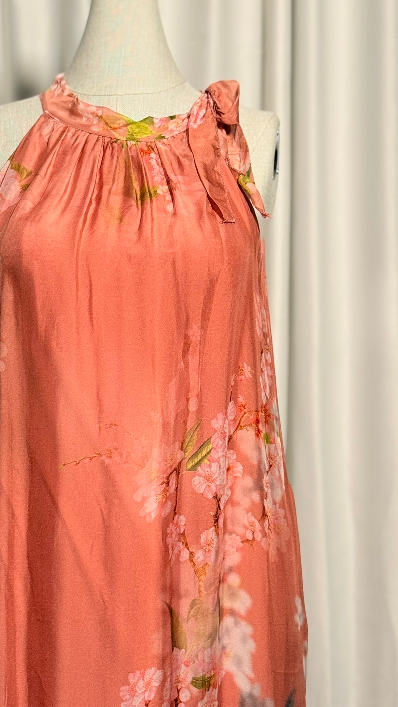 Şeftali Çiçek Desenli İpek Elbise – Halter Yaka, Bağlamalı