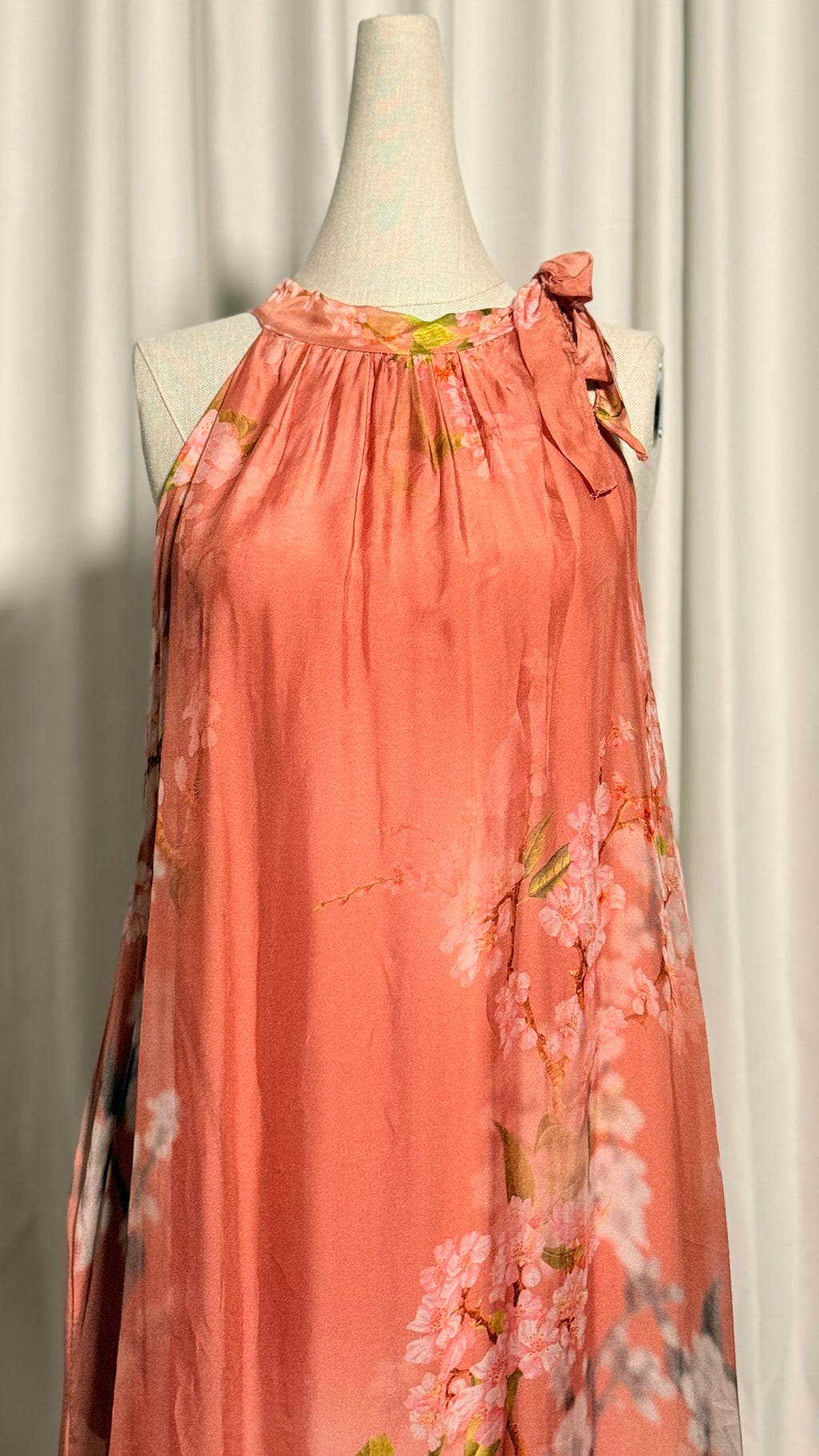 Şeftali Çiçek Desenli İpek Elbise – Halter Yaka, Bağlamalı