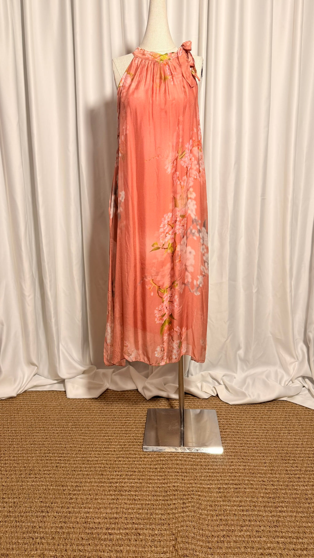 Şeftali Çiçek Desenli İpek Elbise – Halter Yaka, Bağlamalı