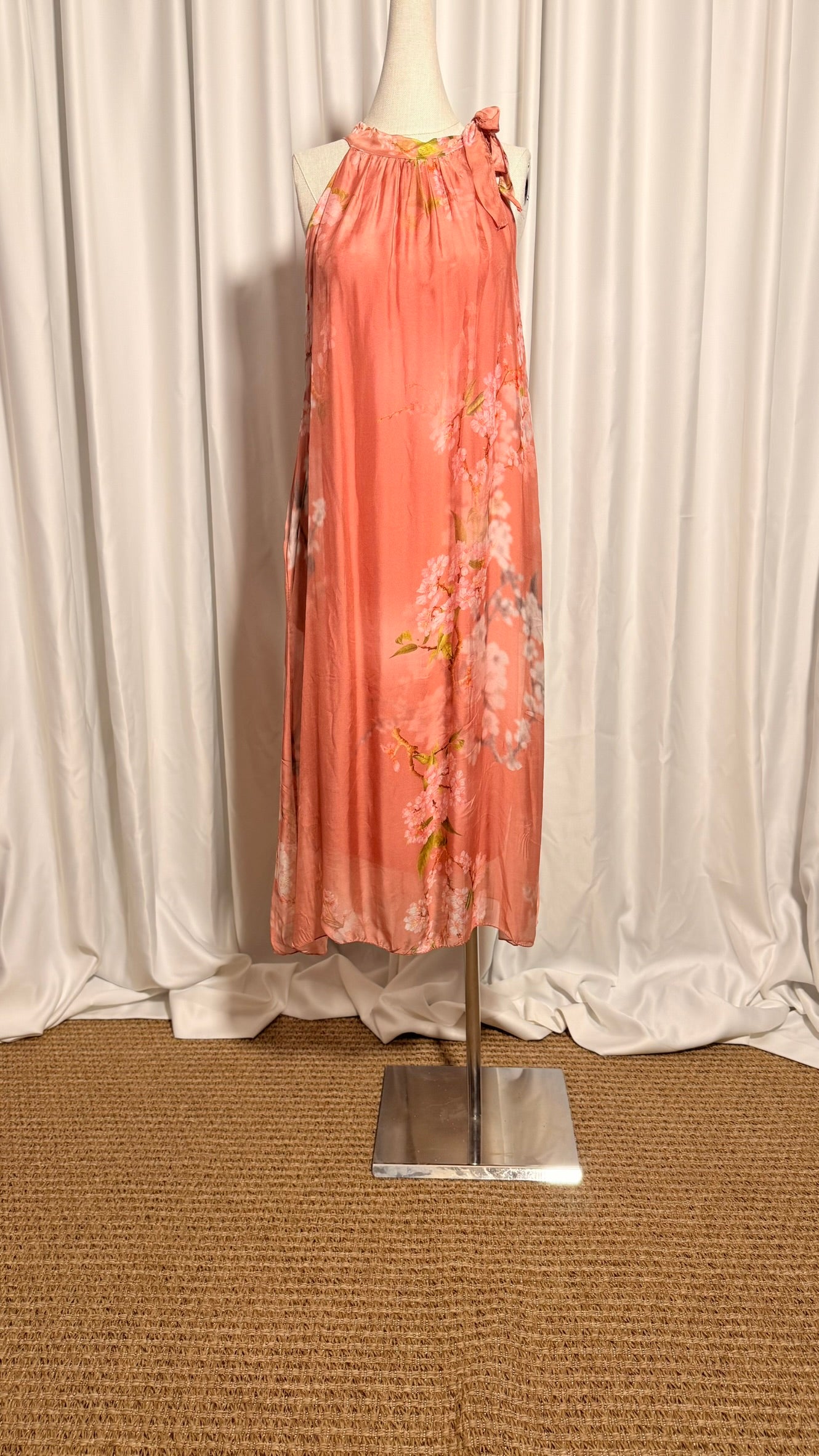 Şeftali Çiçek Desenli İpek Elbise – Halter Yaka, Bağlamalı