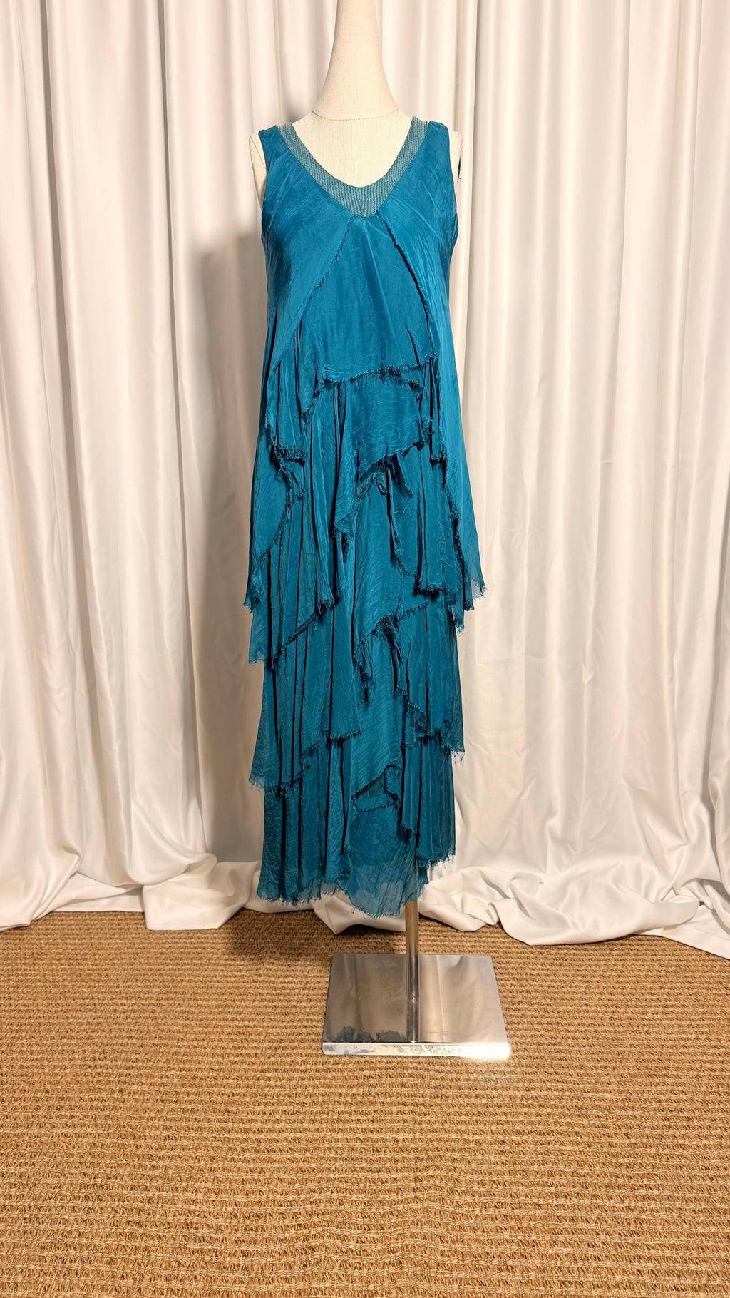 Petrol Mavi Katmanlı İpek Elbise – V Yaka, Asimetrik