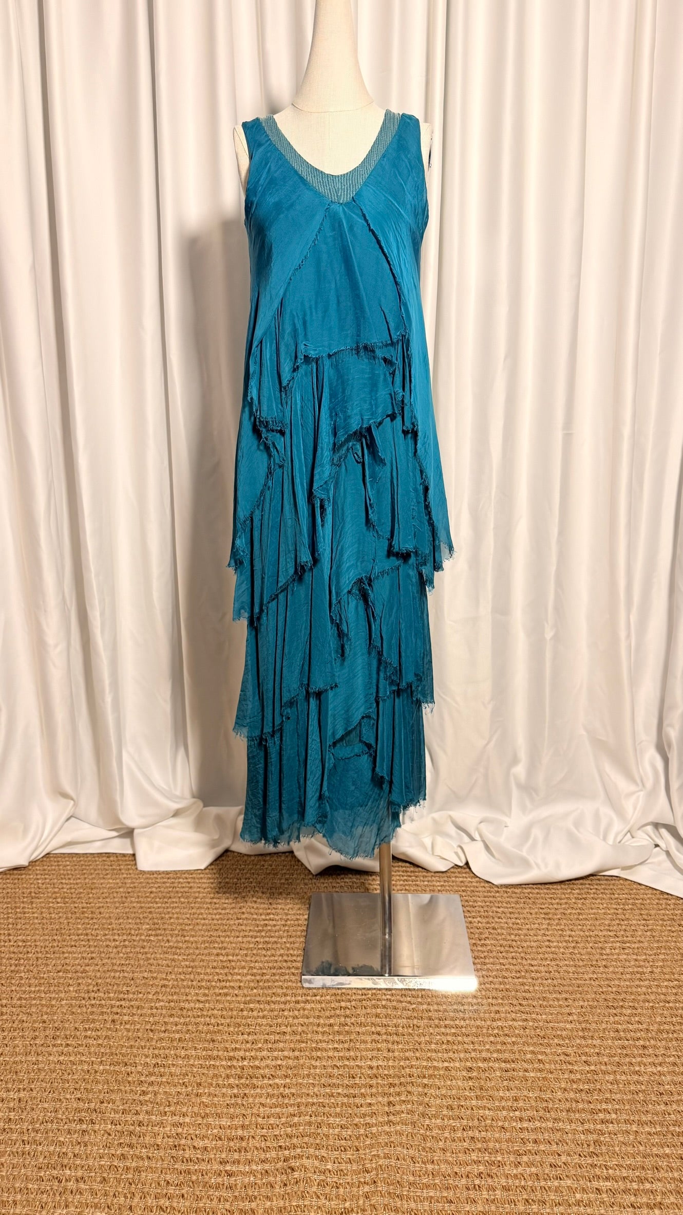 Petrol Mavi Katmanlı İpek Elbise – V Yaka, Asimetrik