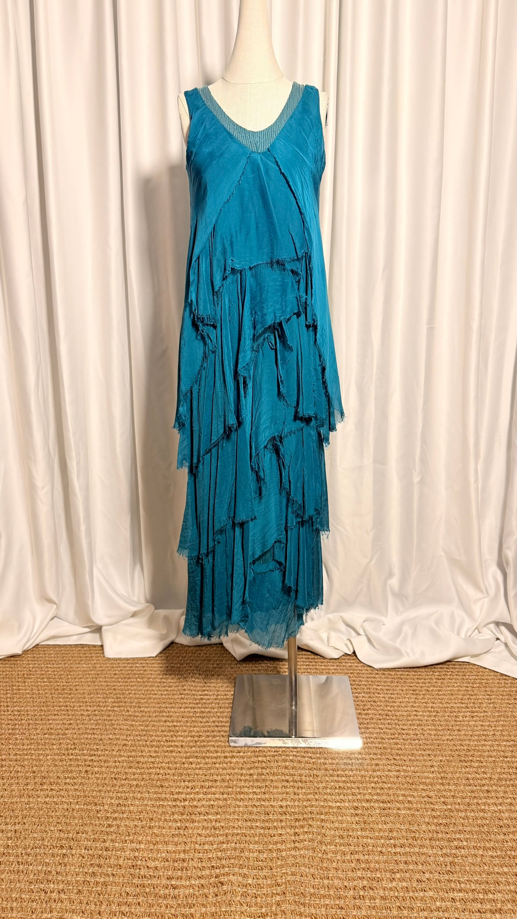 Petrol Mavi Katmanlı İpek Elbise – V Yaka, Asimetrik