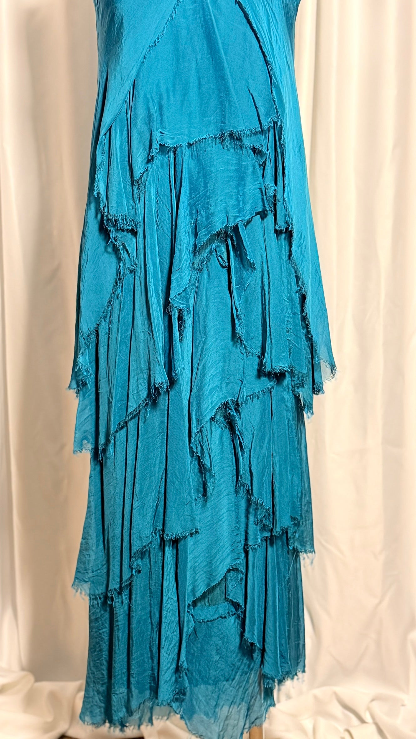 Petrol Mavi Katmanlı İpek Elbise – V Yaka, Asimetrik