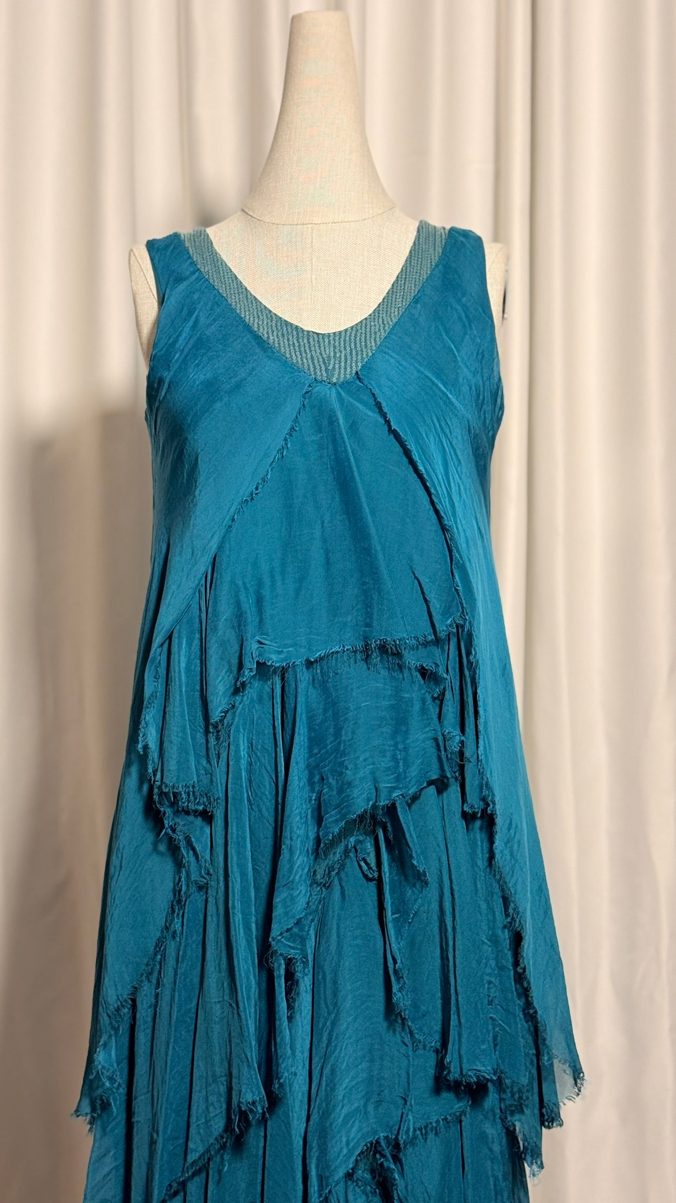 Petrol Mavi Katmanlı İpek Elbise – V Yaka, Asimetrik