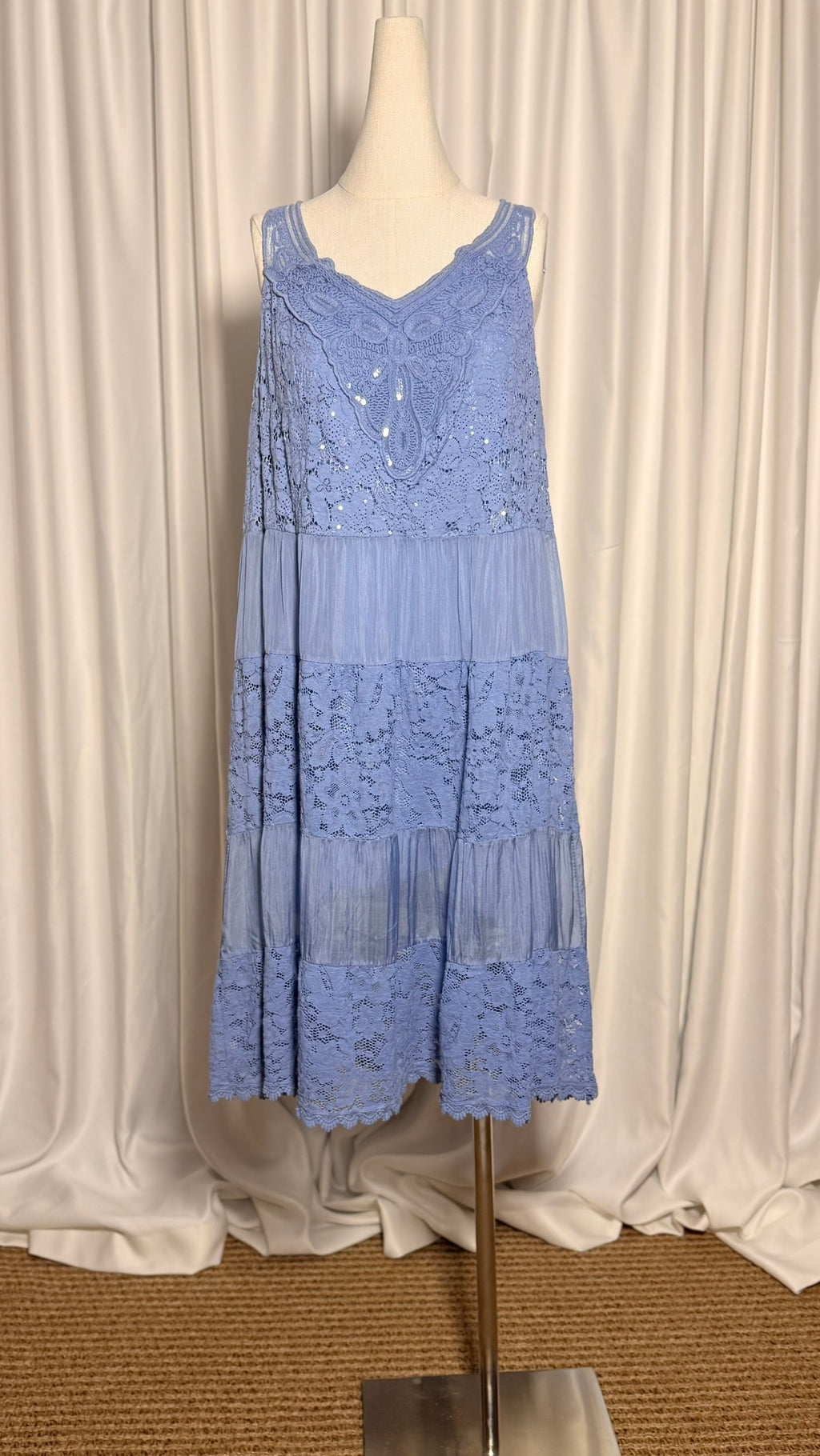 Mavi Dantel Detaylı V Yaka İpek Elbise