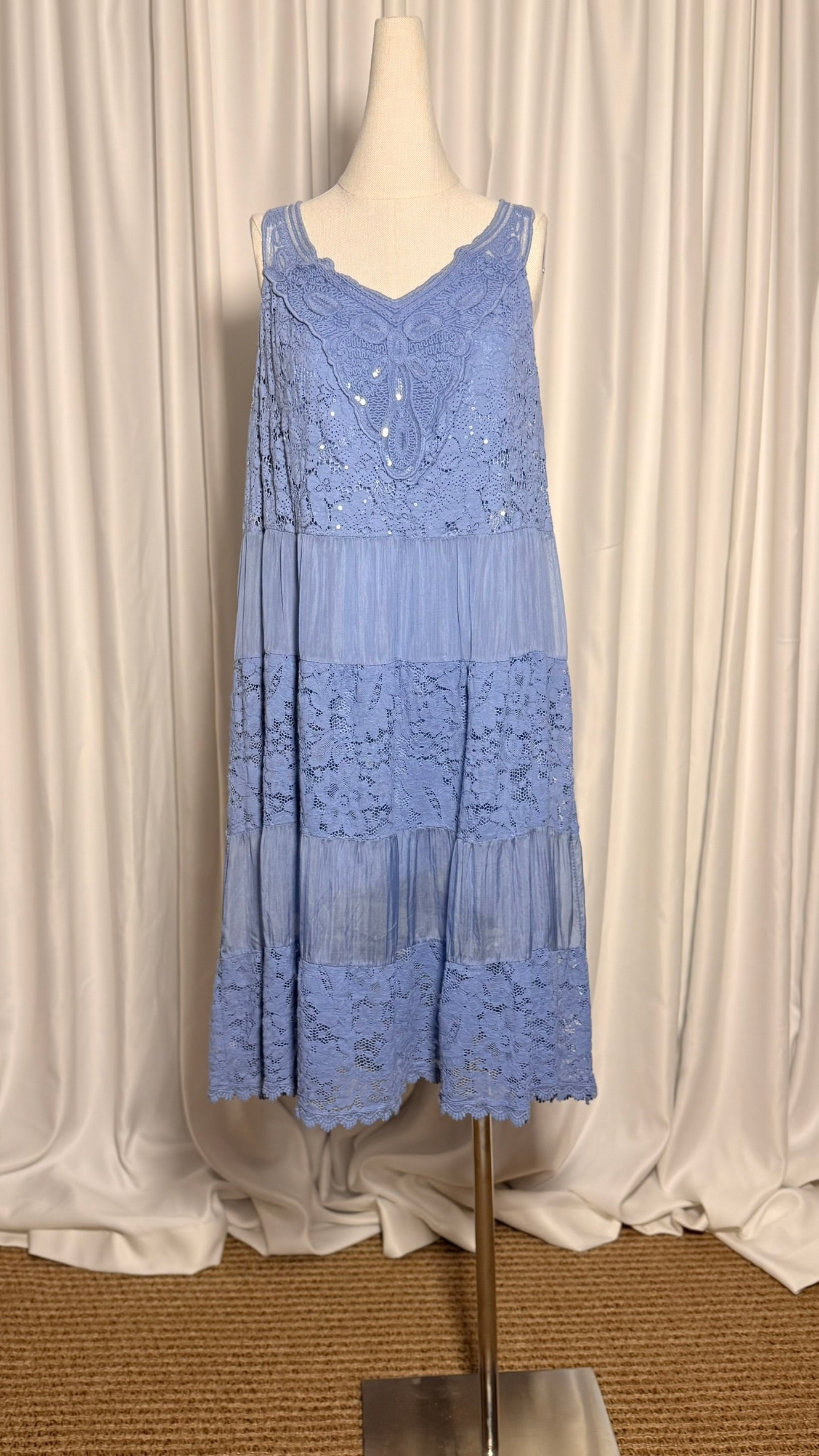 Mavi Dantel Detaylı V Yaka İpek Elbise