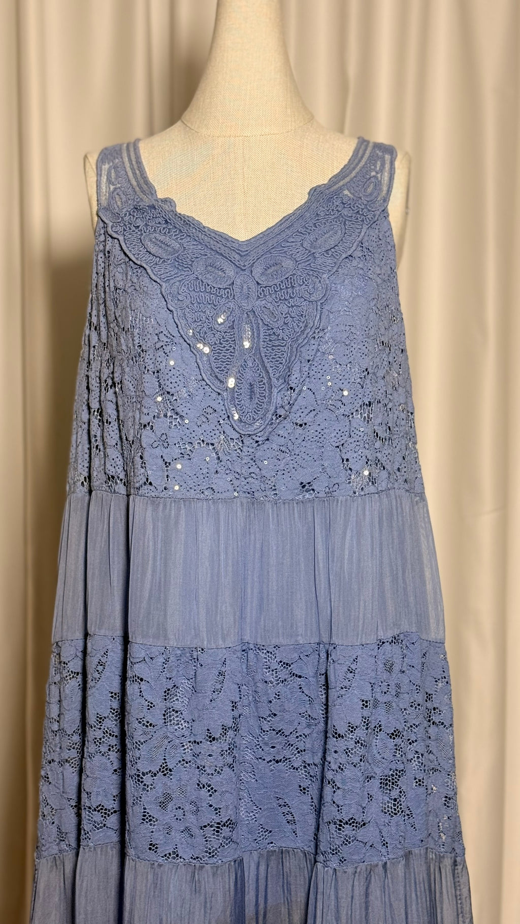 Mavi Dantel Detaylı V Yaka İpek Elbise