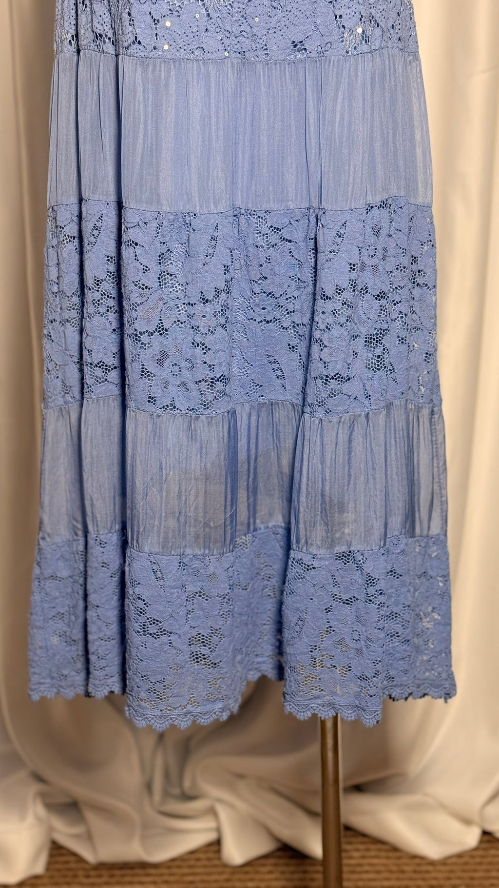 Mavi Dantel Detaylı V Yaka İpek Elbise